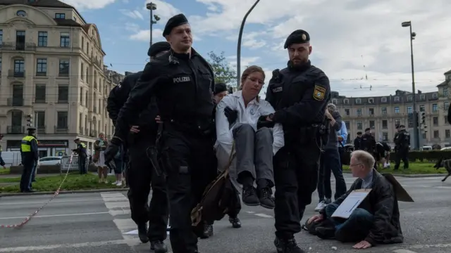 Олима Корнелия Ҳут ўтган йили октябрида Мюнхен кўчасида ўтириб норозилик билдиргани учун ҳибс этилди