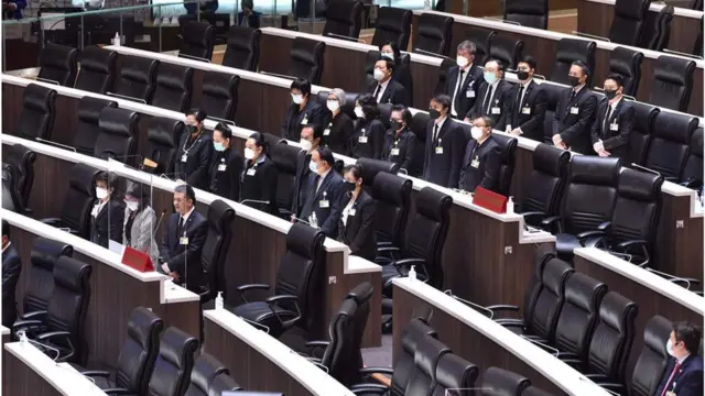 ส.ส. พรรคเพื่อไทยพร้อมใจกัน "แต่งดำ" เข้าร่วมประชุมสภา ซึ่งเป็นส่วนหนึ่งของแคมเปญ "ลงมติประชาชนรวมพลขับไล่ประยุทธ์" ที่พรรคการเมืองนี้ปล่อยออกมาก่อนการอภิปรายไม่ไว้วางใจจะเกิดขึ้น