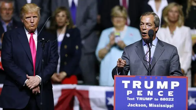 Nigel Farage da un discurso durante un mitin de campaña de Donald Trump.