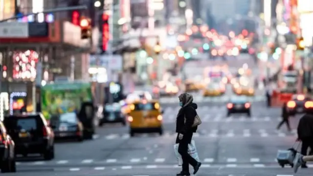 На вулицях Нью-Йорка рух транспорту значно скоротився