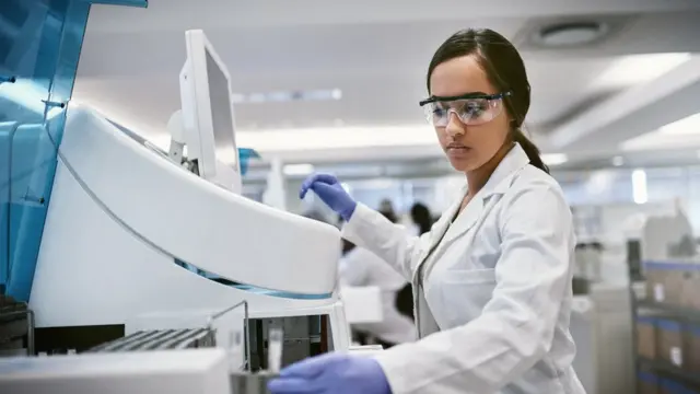 Cientista interage com equipamentoslaboratório