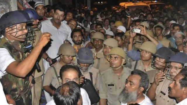 Saraakiisha amniga si fiican uma qalabaysna, si ay uga hortagaan rabshadaha ka dhasha wararka Whatsapp la isugu diro