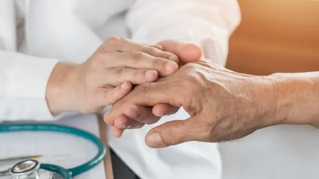 Mãos sendo examinadas por um médico