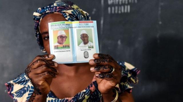 مسؤولة في هيئة الانتخابات في مالي تشرح الطريقة الصحيحة للتصويت في الانتخابات الأحد