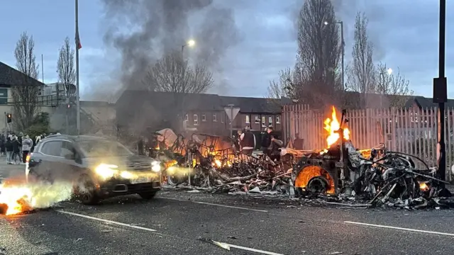 сгоревший автобус в Белфасте