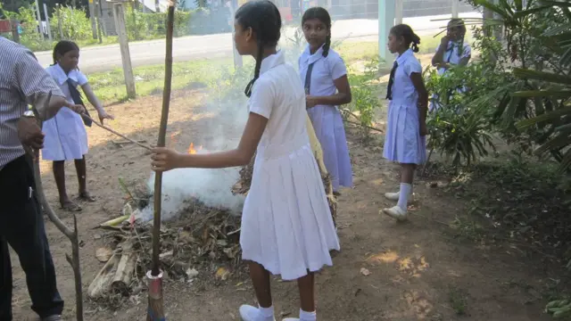 டெங்குவை கட்டுப்படுத்தும் பணியில் ஈடுபட்டுள்ள மாணவிகள்