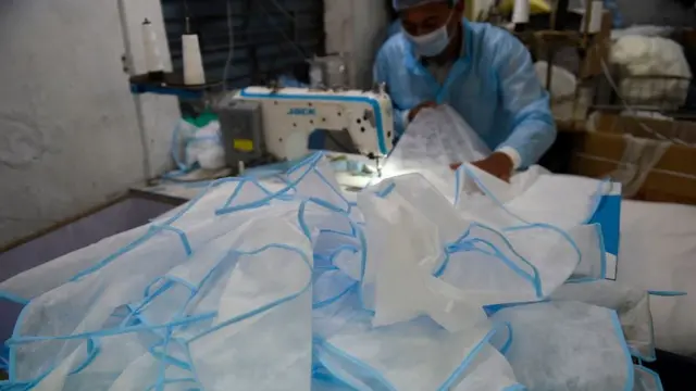 ઍપ્રમ બનાવતો કારિગર