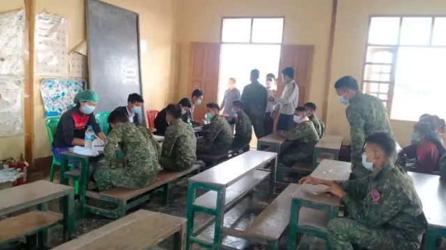 မြို့နယ်ငါးမြို့နယ်အတွင်းမှာ အေအေတပ်ဖွဲ့ဝင်တွေကို ကိုဗစ် ၁၉ ကာကွယ်တွေကို ထိုးပေးနေ
