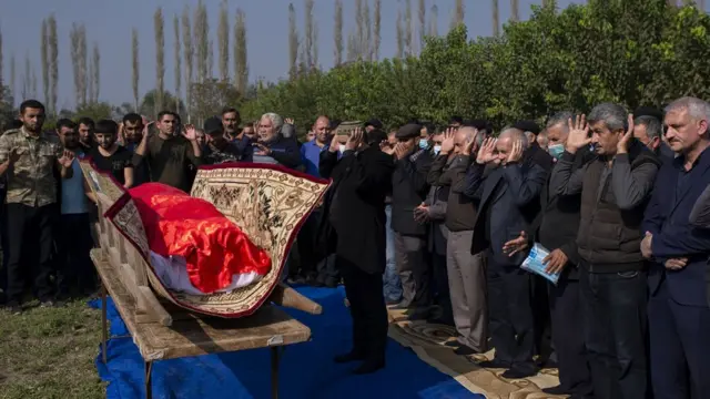 51 yaşlı Fazil Hacıyevin cənazə mərasimində yaxınları dua edirlər