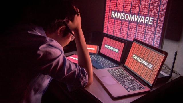 Hombre frente a computadora