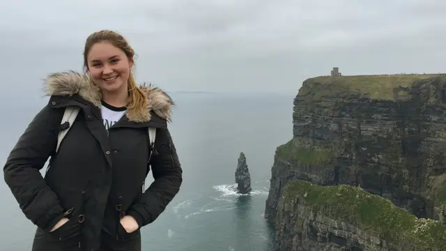 Šarlota, rodom iz SAD-a, kaže da je navikla da njena majka deli slike