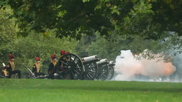 राजा चार्ल्सको सम्मानमा सलामी