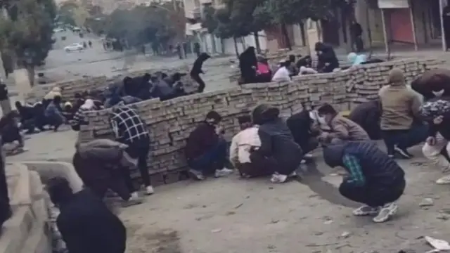 معترضان در شهر سنگر گرفته‌اند