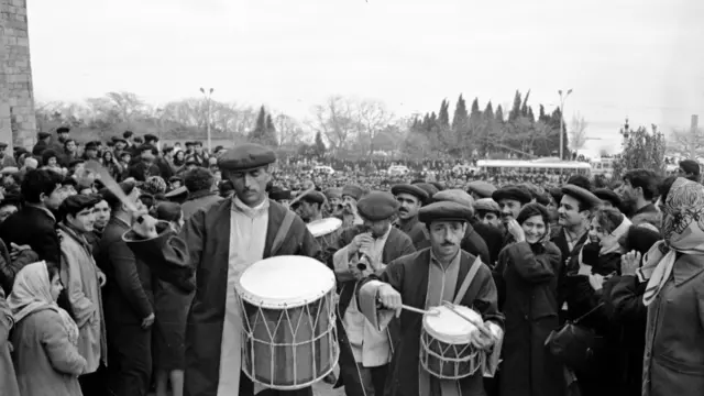 Novruz bayramı günü Bakı şəhərinin küçələrində təntənəli yürüş (21 mart 1968).