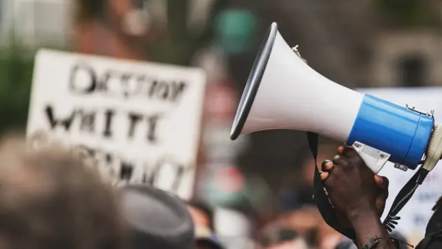 Megafone em manifestação na rua