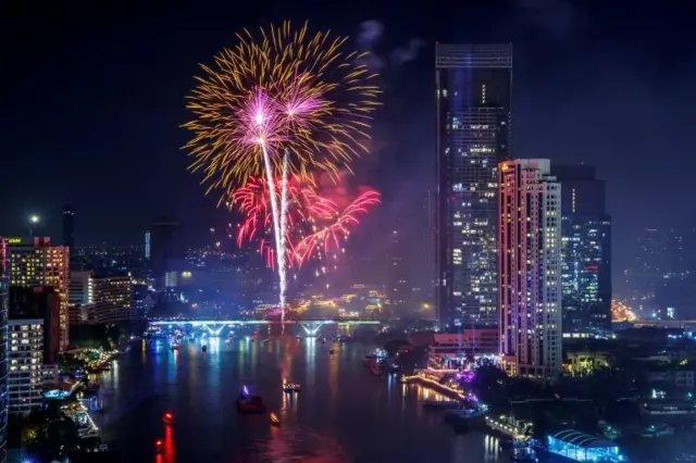 Thailand welcomes New Year with fireworks display 31/12/2021 Reuters Fireworks explode over the Chao Phraya River during the New Year celebrations, amid the spread of the coronavirus disease (COVID-19) in Bangkok, Thailand, January 1, 2022. REUTERS/Athit Perawongmetha