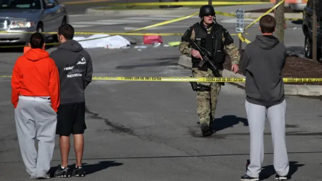 Un policía armado asegura el perímetro de la Universidad Virginia Tech, durante la balacera iniciada por el estudiante Seung-Hui Cho, en 2007.