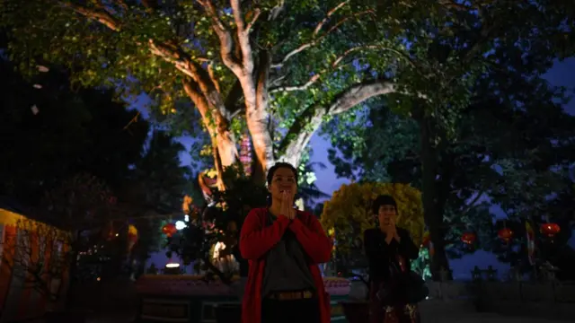 Người dân đi lễ tại chùa Trần Quốc, một trong những ngôi chùa cổ nhất ở Hà Nội vào đêm giao thừa, đánh dấu sự khởi đầu năm mới Kỷ Hợi