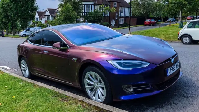 Тесла бу йил ўз нархларини тўрт марта туширди