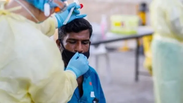 একজন শ্রমিকের কাছ থেকে নমুনা সংগ্রহ করা হচ্ছে।