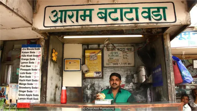 每个瓦达包的摊主都号称有自己的特殊调料或是特殊配方,自家的瓦达包是独一无二的。