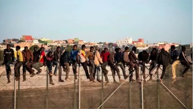 মরক্কো আর স্পেনের ছিটমহল মেলিল্লার মাঝখানের সীমান্তের বেড়া ডিঙিয়ে অভিবাসীরা সেখানে ঢোকার চেষ্টা করে প্রায়ই