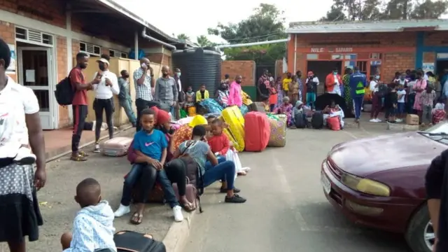 Mu gitondo ku wa gatatu abantu bagaragaye ari benshi muri gare ya Gisenyi bashaka imodoka zibavana muri uyu mujyi