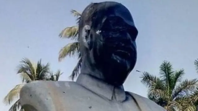 গত বছর মার্চে কলকাতায় শ্যামাপ্রসাদ মুখার্জীর মূর্তিতে কালি মাখিয়ে দেয় বামপন্থী একটি সংগঠনের কর্মীরা