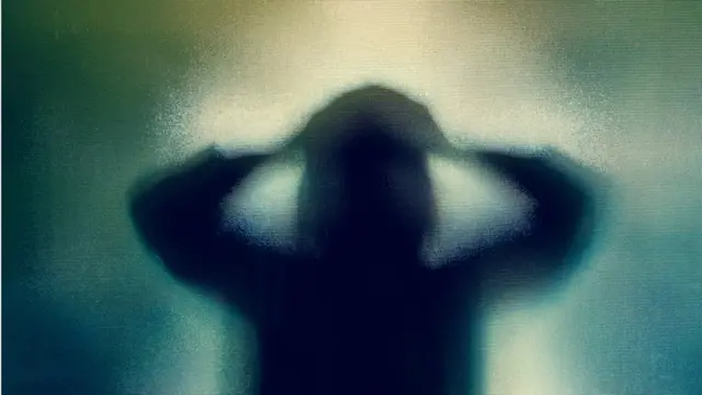 La silueta de una mujer agarrándose la cabeza