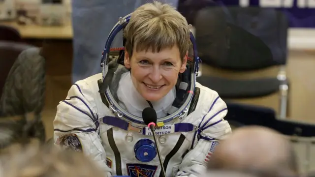 Peggy Whitson fala com familiares no Cazaquistão antes do lançamento para a ISS.