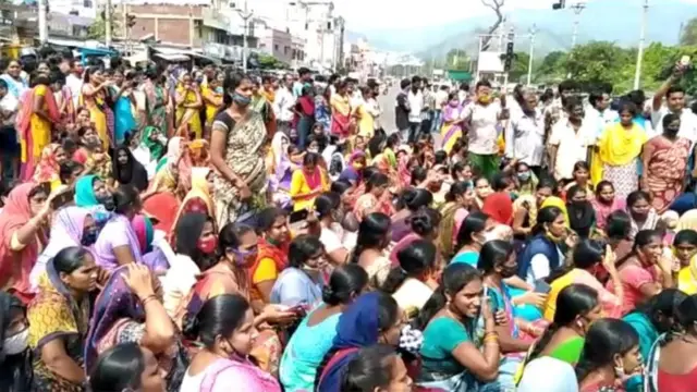 విశాఖ లో ఓ స్కూలు మూసివేతకు నిరసనగా విద్యార్ధుల తల్లిదండ్రుల ఆందోళన