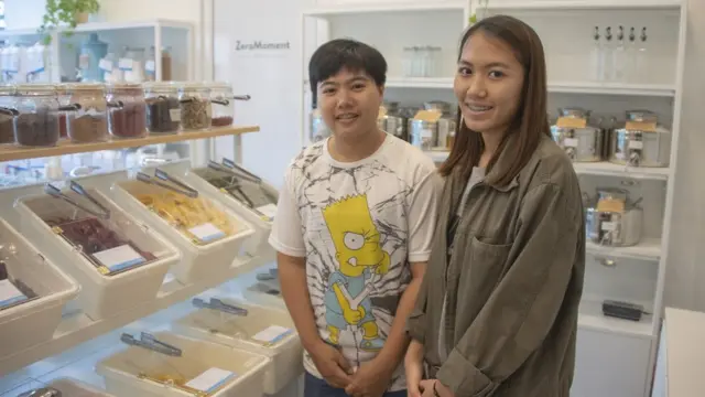 "ดีต่อสุขภาพด้วย และลดโลกร้อน" ภรณี ไม้เกตุ (ซ้าย)