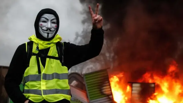 ફ્રાન્સમાં દેખાવ કરનારની તસવીર