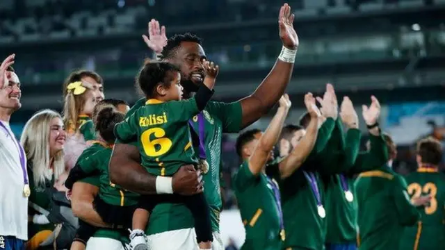 Kapiteni Siya Kolisi - n'umukobwa we - basuhuza abafana nyuma y'umukino