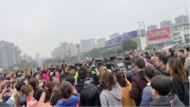 Hàng trăm phụ huynh tập trung ở trường để phản đối