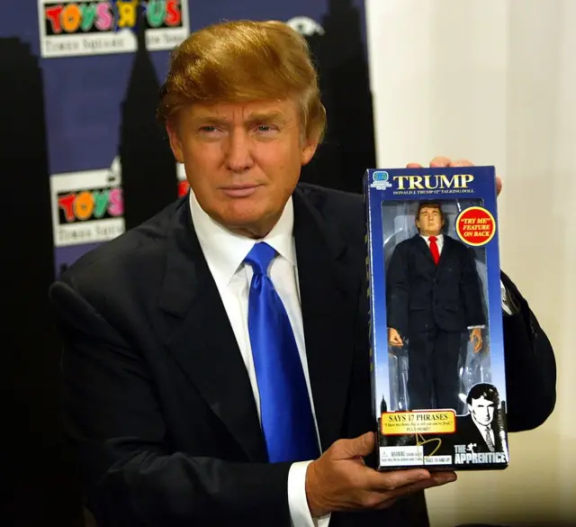 Trump mostrando un muñeco de Trump, en 2004
