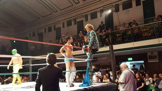 Cassandro conversa no ringue com outro lutador