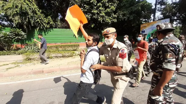 आइसा कार्यकर्ताओं का विरोध प्रदर्शन