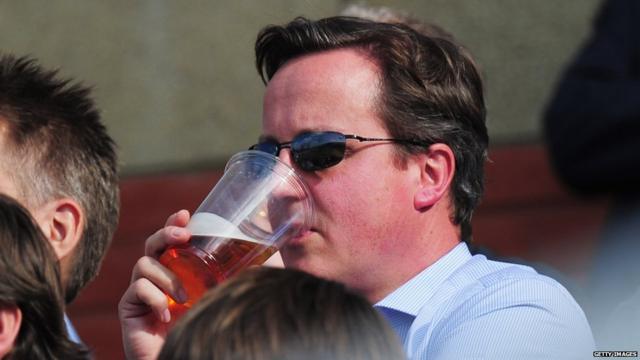 David Cameron assistindo cricket em 2011