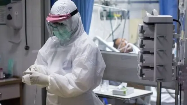 พยาบาลดูแลผู้ป่วยโควิดอาการหนักในห้องไอซียูของ รพ. แห่งหนึ่งในกรุงเทพฯ