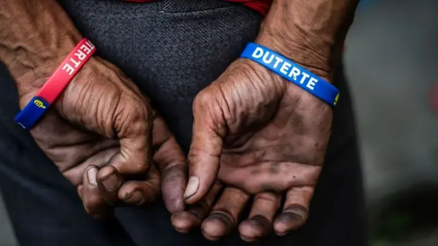 Один из группы задержанных по подозрению в причастности к наркобизнесу ждет прохождения тестов в полицейском участке Манилы