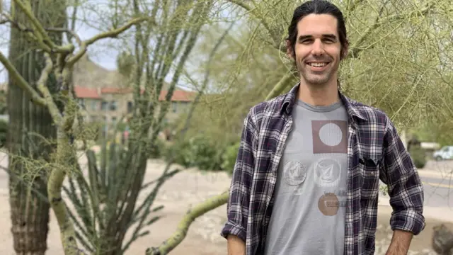 Scott Warren posta para foto, sorrindo,à qui appartient 1xbetárea com características desérticas