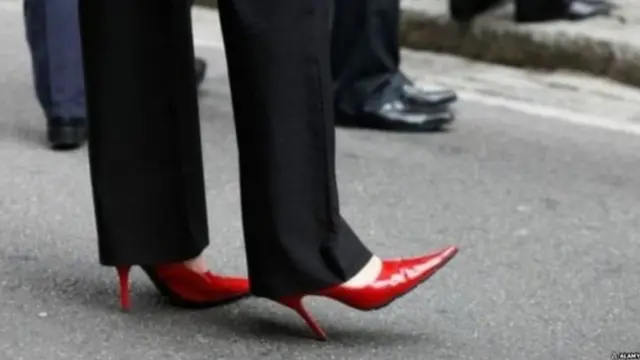 ऑफिस में महिलाओं के लिए कैसे कपड़े ठीक हैं