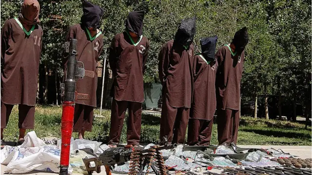 મે, 2013માં કાબુલમાં અફઘાનિસ્તાનના ખૂફિયા વિભાગે સંદિગ્ધ હક્કાની નેટવર્કના આત્મઘાતી હુમલાખોરોને ઝડપ્યાં હતા એ વખતની આ તસવીર. આ હુમલાખોરો કાબુલમાં આત્મઘાતી હુમલાને અંજામ આપવાના હતા અને એમની પાસે શસ્ત્રો અને સ્યુસાઇડ જૅકેટ મળી આવ્યા હતા.