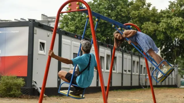 Діти на гойдалці війна Буча