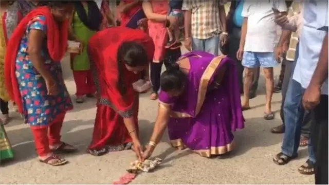 టపాసులు కాల్చుతున్న స్థానికులు