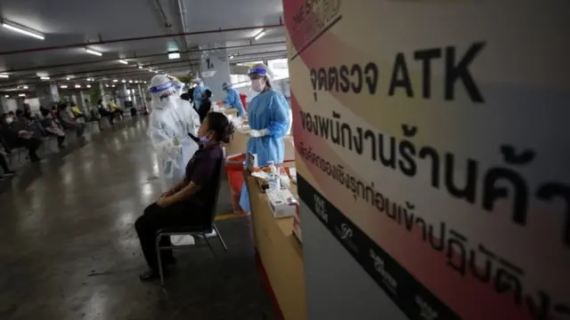 พนักงานในห้างสรรพสินค้ากำลังตรวจหาเชื้อโควิด-19 เมื่อวันที่ 30 ส.ค. ที่ผ่านมาเพื่อเตรียมพร้อมการผ่อนคลายเปิดกิจการวันนี้ (1 ก.ย.)