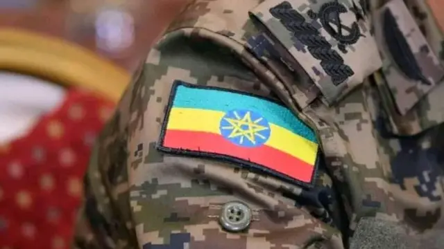 የኢትዮጵያ መከላከያ ሰራዊት የደንብ ልብስ የለበሰ ግለሰብ