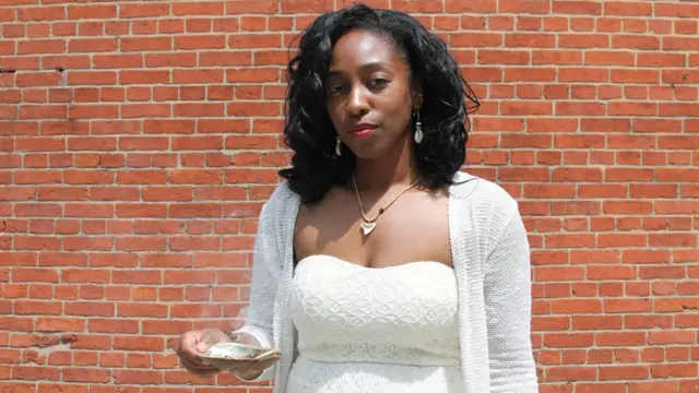 Brittany Oliver membakar daun sage sebagai simbol pemulihan