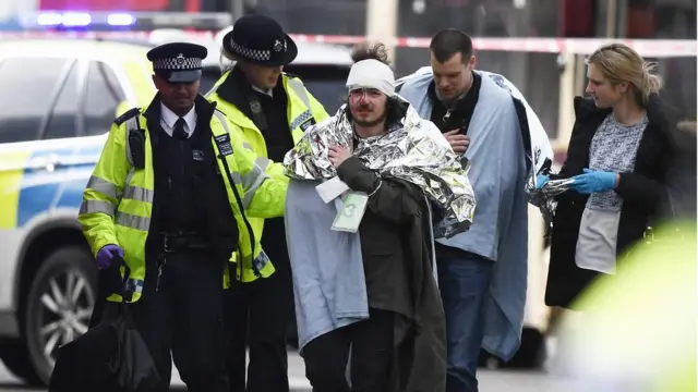 یکی از افرادی که روی پل وستمیسنتر زخمی شده است